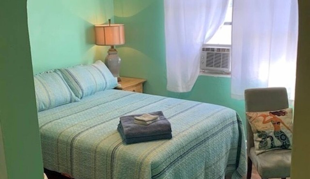 Beach Side Studio #4 - Pet Friendly, WiFi, Off-Street Parking, Large Smart TV