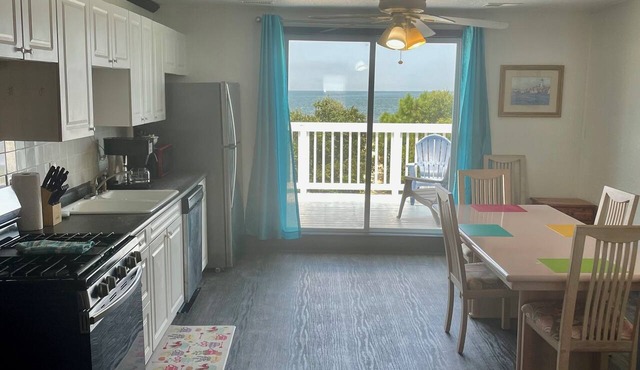 Beachfront 2 Bed/1 Bath Apartment with Amazing View!