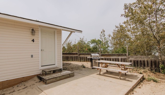 BEACHFRONT COTTAGE IN WASAGA BEACH - SANDPIPER BEACH RESORT - COTTAGE # 4