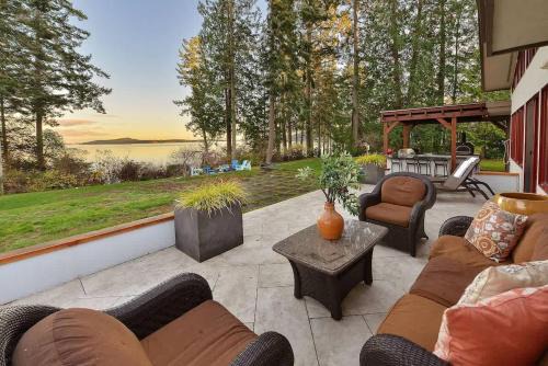 Beachside Living Cherry Point by EMR Vacation Rentals