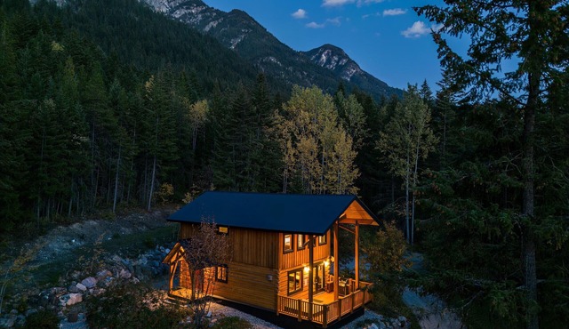Bear Lodge - 3 Bedroom Luxurious Log Cabin, Private Hot Tub and Mountain Views