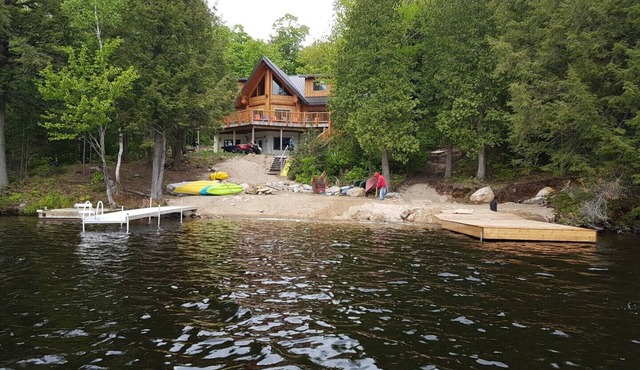 Bearhead Lodge - Beautiful 6 bedroom pine log cottage, lakefront,beach, forested