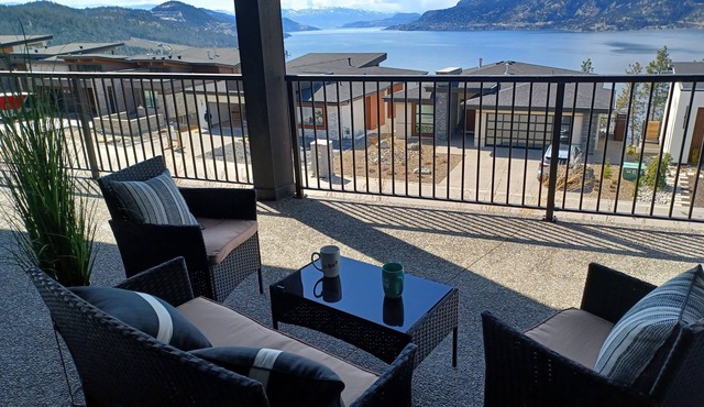 Beautiful 2 bed 2 bath with incredible lake view!