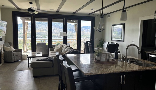 Beautiful 2 bedroom lake view townhouse. Over looking Sonora Dunes golf course