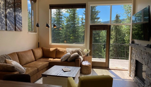 Beautiful 3-bdrm condo: Outdoor adventures and relaxation await!