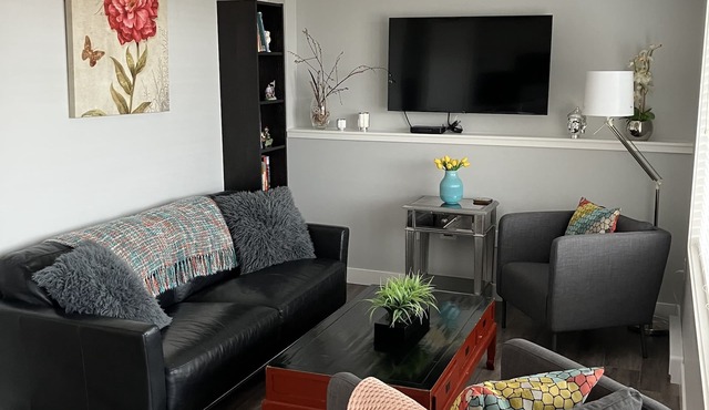 Beautiful , clean 2 bedroom suite. Mountain view , amazing sunsets .