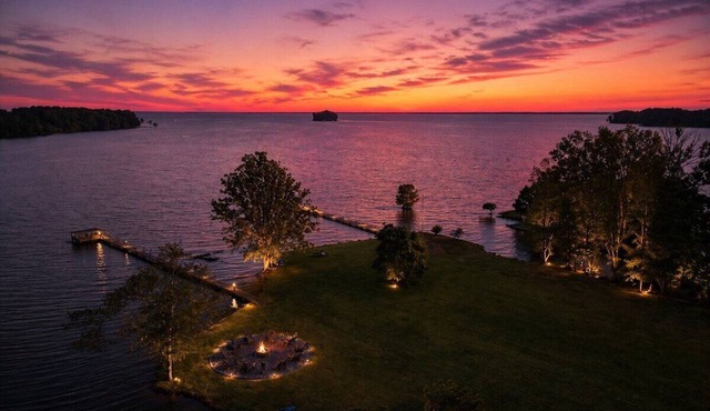 Beautiful Compound Lakehouse-The Pointe at Goat Island W/Pool, Boat Ramp& Pier
