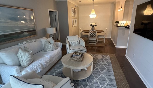 Beautiful condo that is minutes from the beach and Charleston