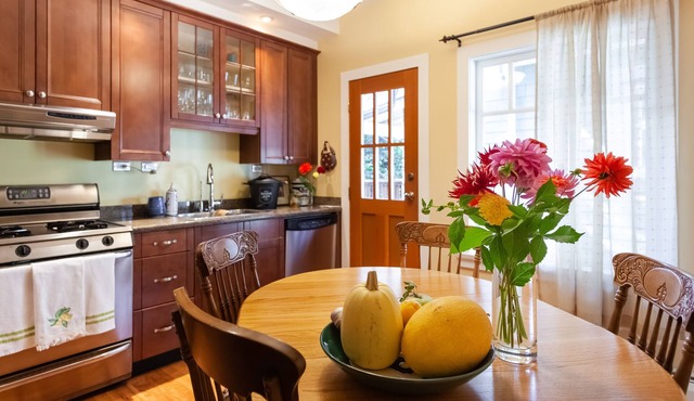 Beautiful, cozy & very clean 3BR in Posh Kitsilano, a must!