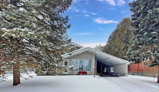 Beautiful detached bungalow in Aurora newly renovated