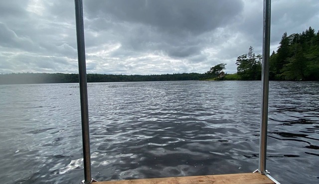 Beautiful Hilltop Waterfront cottage, private getaway, quiet lake front cottage