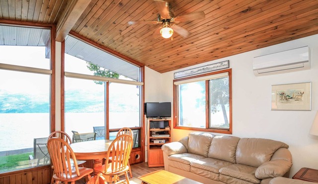 Beautiful Lake Front Cabin (Cabin #4)
