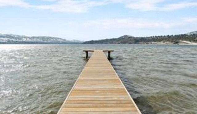 Beautiful Lake Front house, Private Dock, Central Location, Back yard, Hot tub