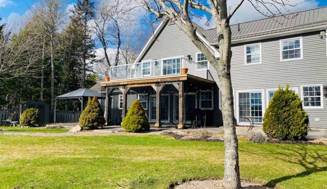 Beautiful Lakefront Cottage Oasis |AnnapolisValley