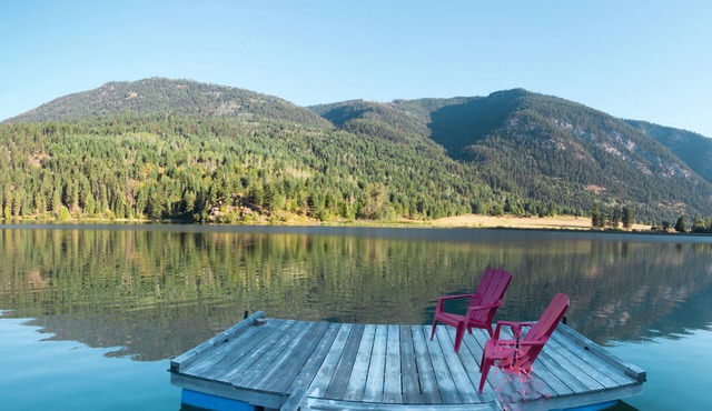 Beautiful lakefront log cabin retreat