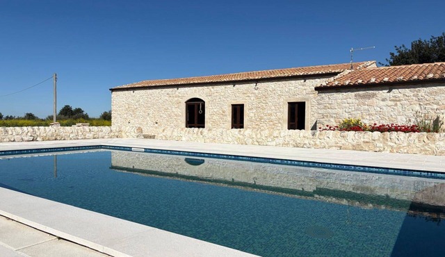 Beautiful private villa with A/C, private pool, WIFI, TV, patio, pets allowed and panoramic view