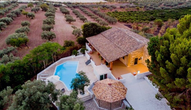 Beautiful private villa for 10 people with WIFI, private pool, A/C, TV, patio and pets allowed