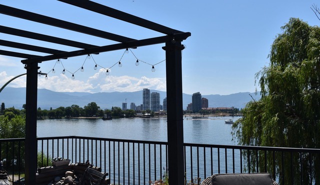 Beautiful & Private Downtown Lakeside Space/King Bed/2 Patios/BBQ &Dog-Friendly!