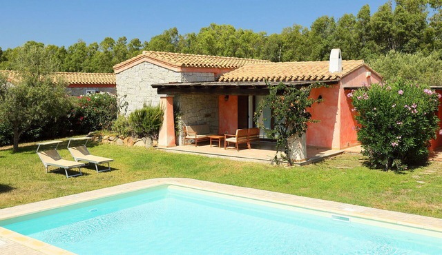 Beautiful private villa for 6 guests with WIFI, A/C, pool, TV, terrace and pets allowed