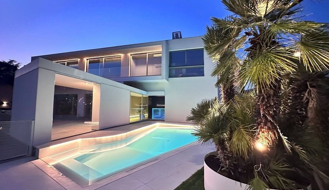 Beautiful private villa for 10 people with private pool, WIFI, A/C, TV and patio, close to Arezzo