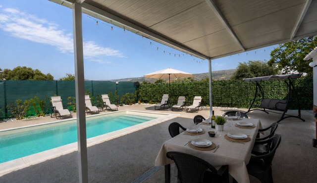 Beautiful private villa for 6 people with private pool, A/C, WIFI, patio and pets allowed