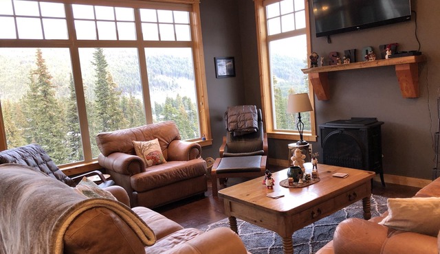 Beautiful Ski-in/Ski-out Chalet on Grandfathers Trail with Sweeping View