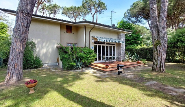 Beautiful villa for 7 guests with WIFI, TV and pets allowed, close to Forte Dei Marmi