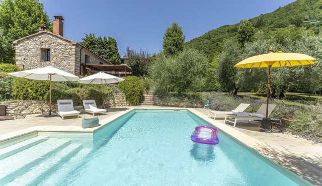 Beautiful villa with A/C, WIFI, private pool, TV, veranda, pets allowed and panoramic view