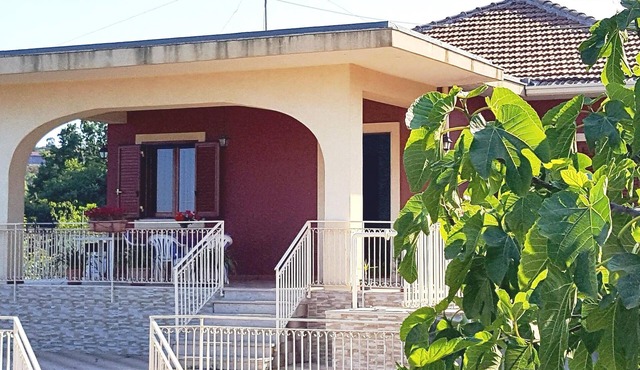 Beautiful villa with private garden between the Etna vulcan and Taormina
