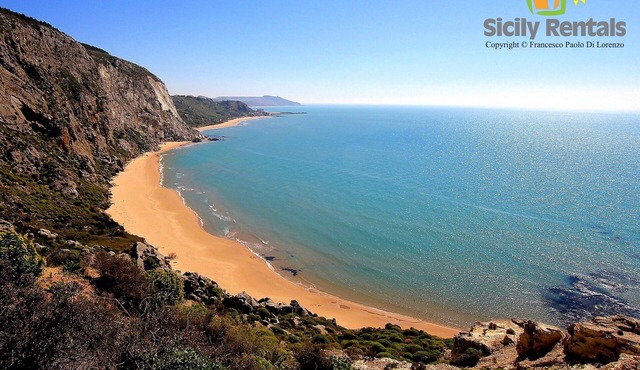 Beautiful villa with swimming pool just a few steps from the Seccagrande beach