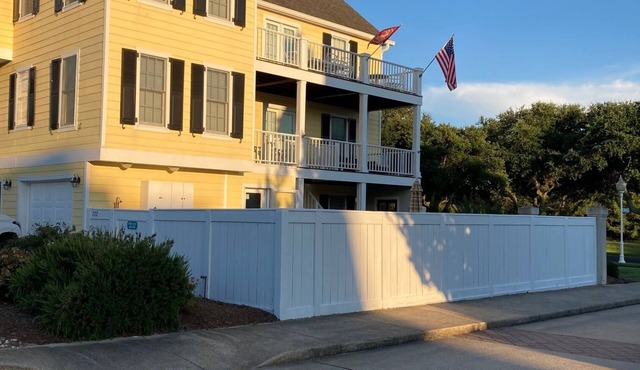 BEAUTIFULLY DECORATED ~ CLOSE TO THE BEACH ~ 5 BEDROOM/4 BATH
