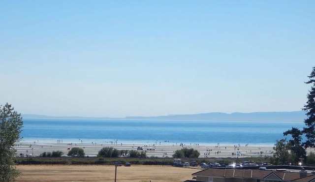 Beautifully furnished & equipped ocean view home in White Rock