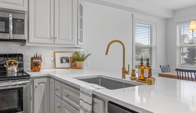 Beautifully styled, large home just minutes to downtown, Kinlock Beach and Golf!