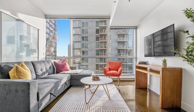 Beltline Beauty 2BR w Parking , AC, near Stampede