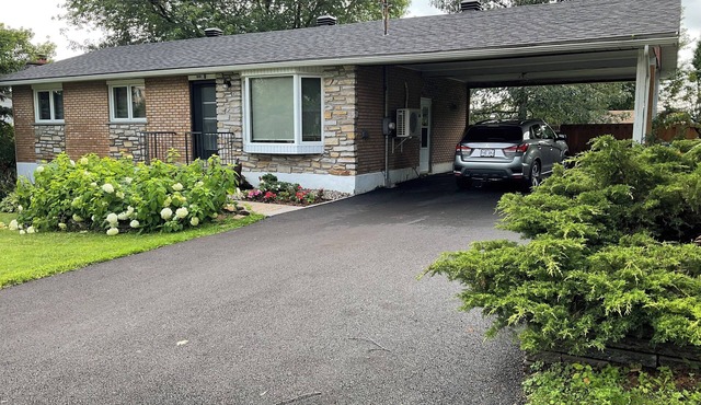 Between Montreal and Tremblant, complete home close to 3 services.