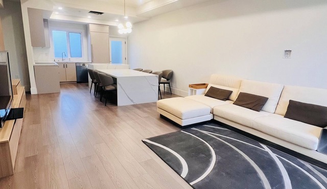 Big 3 bed+ 3 Bath townhome with rooftop views