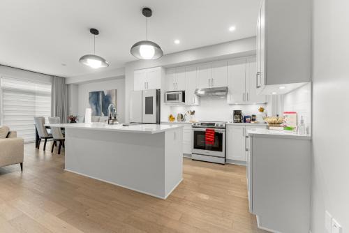 Bliss Modern Luxury 3BED entire townhome PLUS FREE PARKING