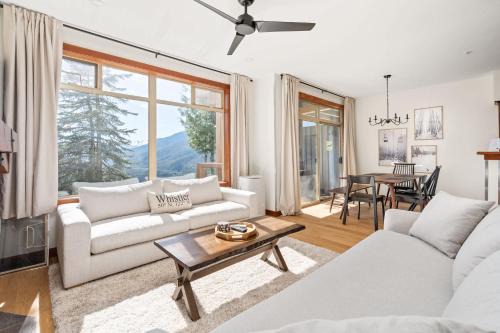 Bluffs - Luxury 2 Bed Ski in Ski out - Views!