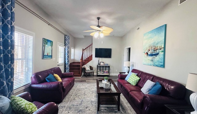 Boat & pet friendly. Minutes to Emerald Isle & a half mile to the boat ramp.