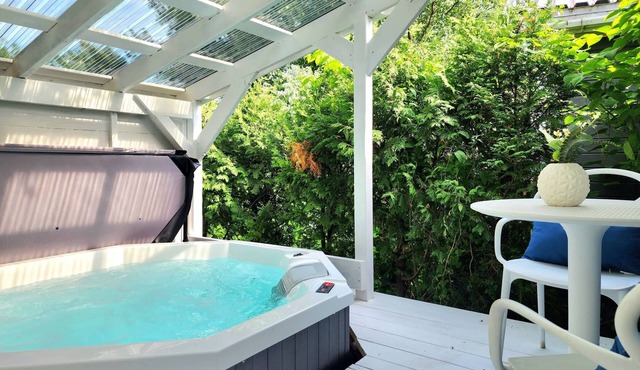 Boho Chic Tiny House Hot Tub EV Charger & Parking