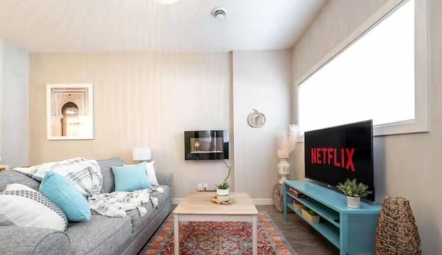 Boho Suite - Long Stays - King Bed - Fireplace & WiFi
