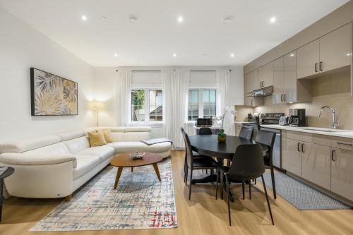 Brand-new Luxury Dunbar 4BR Home - Sleeps 10 - Near UBC, Parks, Beaches & Shops