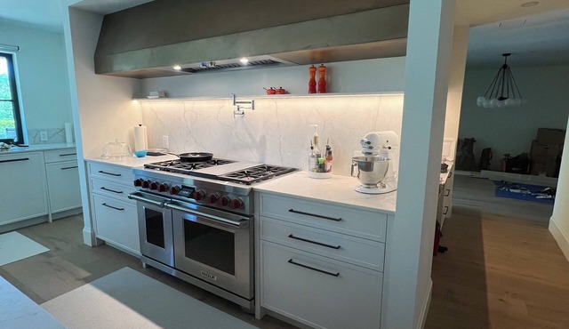Brand New Modern Estate, with Magnificent Kitchen! Centrally Located!