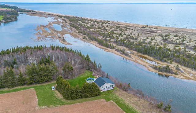 Breathtaking Views, Absolute Privacy, Modern&Cozy! 5mins to PEI's 2 BEST Beaches