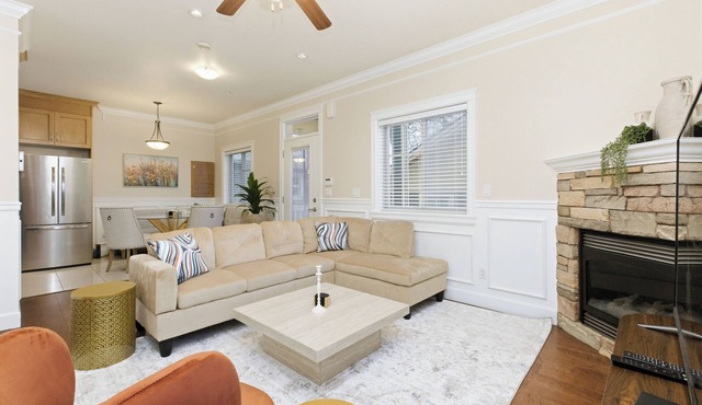 Bright 3BR Retreat, Near Downtown & SkyTrain