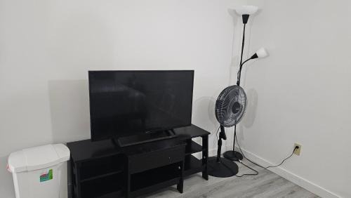 Bright and Cozy Room with Free Parking