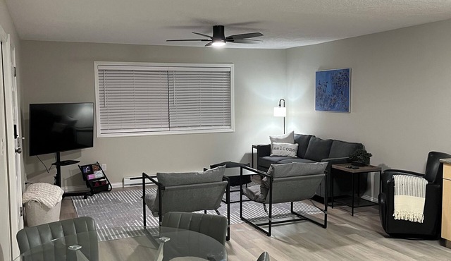 Bright and spacious 2 bedroom suite ,close to uvic, 10 min to downtown,pets ok.