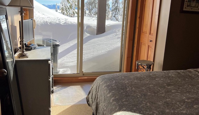 Bright & Beautiful 4-bedroom Condo with Private Hot Tub