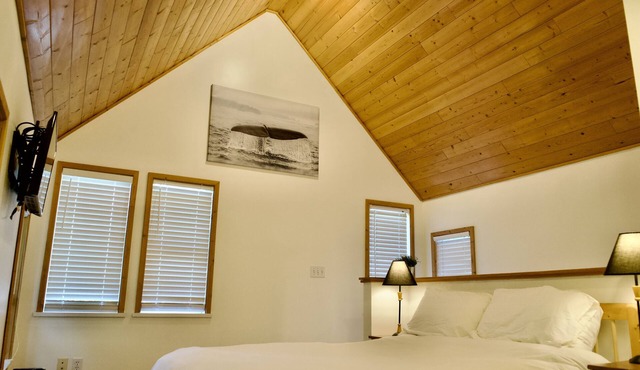 Bright & Beautifully Refreshed Cottage - 2 min from Ocean!