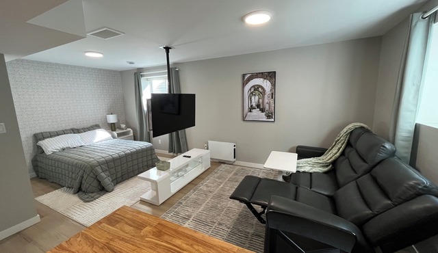 Bright & Cozy Basement Suite – Perfect for Work or Adventure